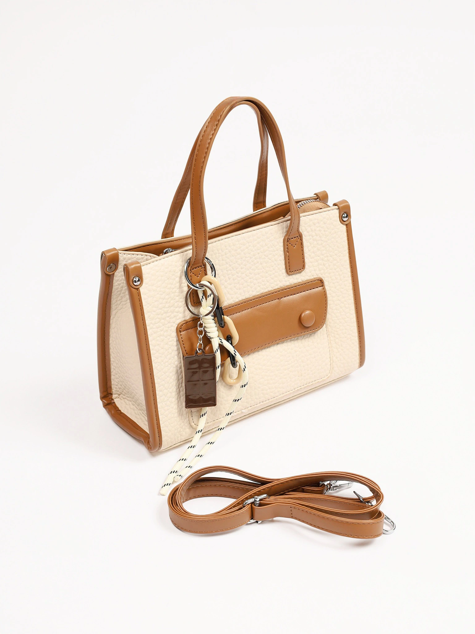 Сумка-тоут с декоративным брелком в ассортименте